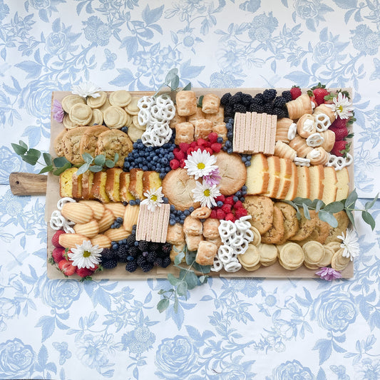 🌸 How to Create a Floral Dessert Board (Yes, It’s a Thing!)