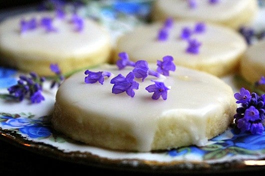 Host-Ready in Minutes: Floral Desserts That Impress Without Stress